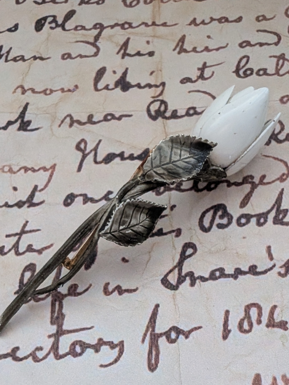 1930s Vintage White Tulip Flower Brooch - Silver Tone Leaf Stem - Picture 4 of 11